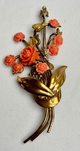 lot 139 image: Vintage Large Carved Faux Coral Spray Metal Brooch