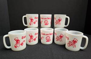lot 215 image: Festive Vintage Tom & Jerry Milk Glass Mug Set