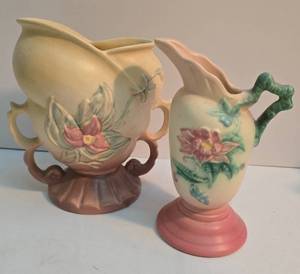 lot 247 image: Lovely Vintage Hull Art Pottery Pair