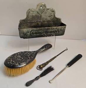 lot 260 image: Variety of Vintage Vanity Items