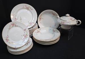 lot 298 image: Delicate Vintage China Dinnerware