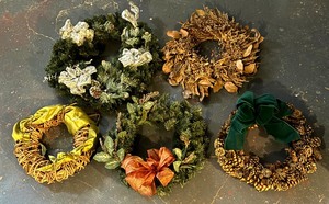 lot 352 image: Five Fabulous Wreaths