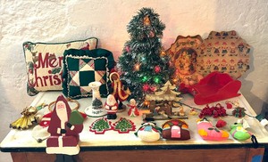 lot 365 image: Deck the Halls Christmas Decor