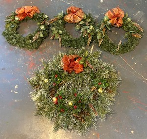 lot 368 image: Festive Wreaths