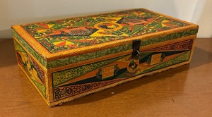 lot 370 image: Vibrant Vintage Box