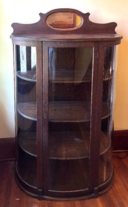 lot 10C image: Charming Vintage Curved Glass Display Cabinet