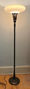 lot 382 image: Lovely Vintage Floor Lamp with Swirled Shade