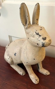 lot 394 image: Cute Cast Iron Bunny Decor