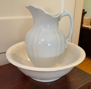 lot 397 image: Vintage Alfred Meakin Pitcher with Victorian Buffalo Wash Basin