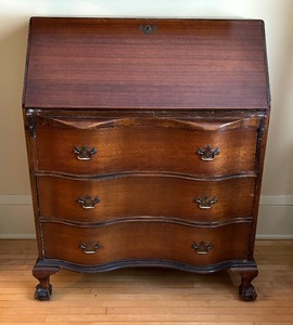 lot 407 image: Delightful Vintage Desk