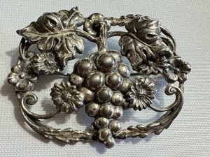 lot 173 image: Vintage Grape and Floral Brooch