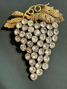 lot 174 image: Beautiful Vintage Rhinestone and Gold Tone Brooch