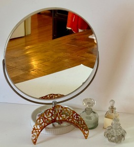 lot 491 image: Vintage Ladies Vanity Items