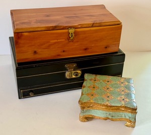 lot 492 image: Three Vintage Dresser Boxes  Three Vintage Jewelry Boxes