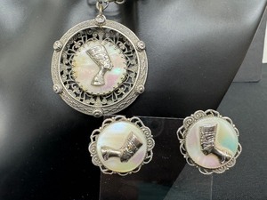 lot 184 image: Vintage Egyptian Revival Necklace and Earrings Set