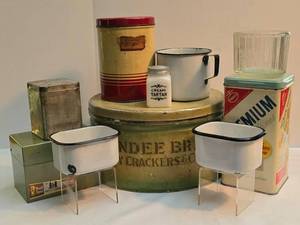 lot 423 image: Variety of Vintage Tin & Enamelware Household Items
