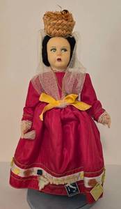 lot 445 image: Stunning Sicilian Late-Lenchi Type Doll