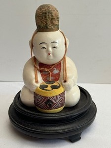 lot 242 image: Japanse Oyster Shell Asian Mud Doll