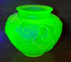lot 5 image: Vintage Tiffin Satin Glass Uranium Art Deco Vase