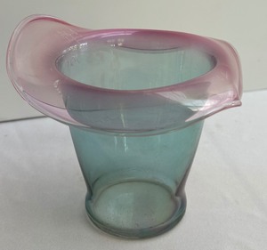 lot 198A image: Vintage Mid Century Two Tone Top Hat Glass Vase  Vintage Glass Jack in the Pulpit Vase
