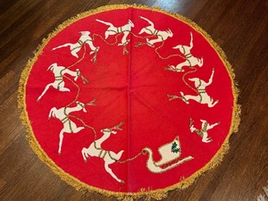 lot 199A image: Retro Round Christmas Textile