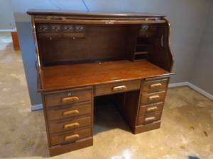 lot 1 image: Beautiful Vintage Rolltop Desk