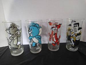 lot 7 image: (4) Vintage Warner Brothers Pepsi Glasses