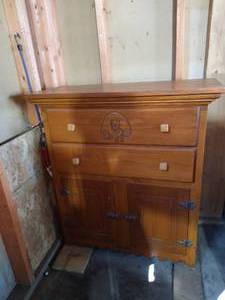 lot 14 image: Antique Wooden Cabinet