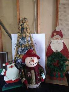 lot 20 image: Christmas Free-Standing Decor