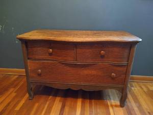 lot 24 image: Beautiful Antique Dresser