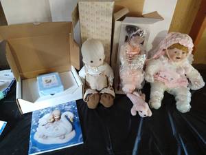 lot 28 image: Doll & Figurine Lot - Precious Moments, Etc