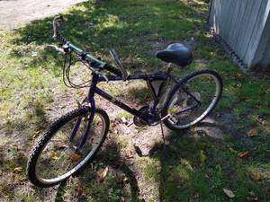 lot 55 image: 21 Speed Huffy Bicycle