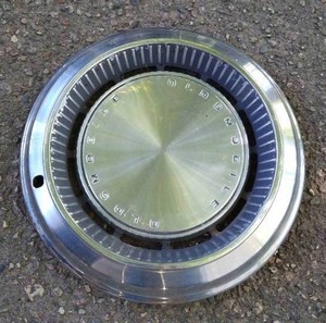lot 56 image: Vintage Oldsmobile Hub Cap