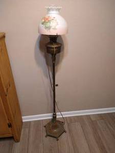 lot 62 image: Beautiful Vintage Aladdin Model B Electric Standing Lamp