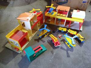 lot 85 image: Vintage Fisher Price Play Village