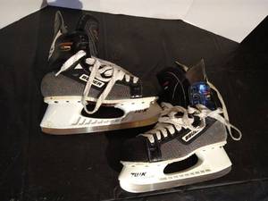 lot 89 image: Nice Bauer Hockey Skates