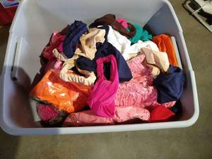 lot 154 image: Huge Tote of Headbands - New Bags  Loose