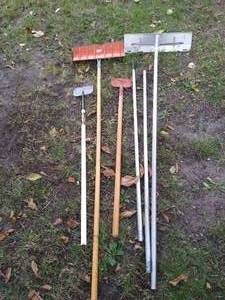lot 164 image: (4) Long-Handled Yard Tools - Snow Rake, Ice Scrapers, Snow Shovel