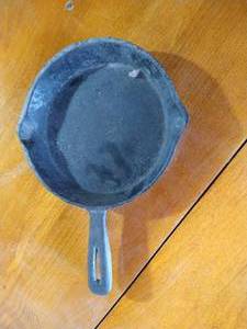 lot 167 image: Small Vintage Unmarked Cast Iron Skillet