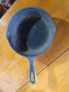 lot 168 image: Vintage Wagner Ware #5 Cast Iron 8 Skillet