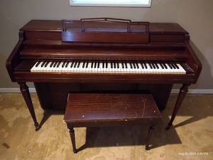 lot 193 image: Small Piano