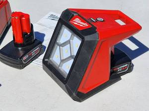 Milwaukee Cordless LED Shop Light