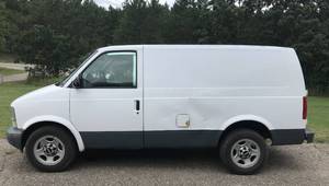 lot 2 image: 2005 GMC Safari AWD Cargo Van