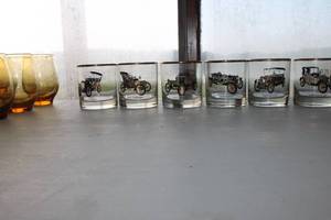 lot 10 image: Vintage Glassware Collection Vehicle-Themed and Amber Glasses