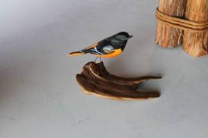 lot 14 image: Lot of Bird Figurines on Wooden Stands