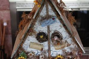 lot 19 image: Decorative Birdhouse with Bird Figurines and Floral Accents