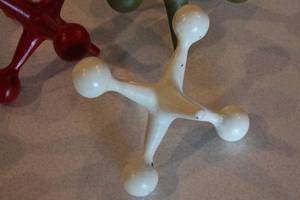 lot 21 image: Set of 3 Large Vintage Jacks - Red, Green, White