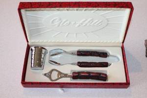 lot 27 image: Vintage Glo-Hill Barware Set with Decorative Hanging Sculpture