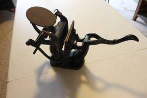 lot 76 image: Antique Cast Iron Tabletop Printing Press