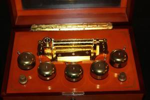 lot 113 image: Gold Label Collection Grand Concertina Music Box